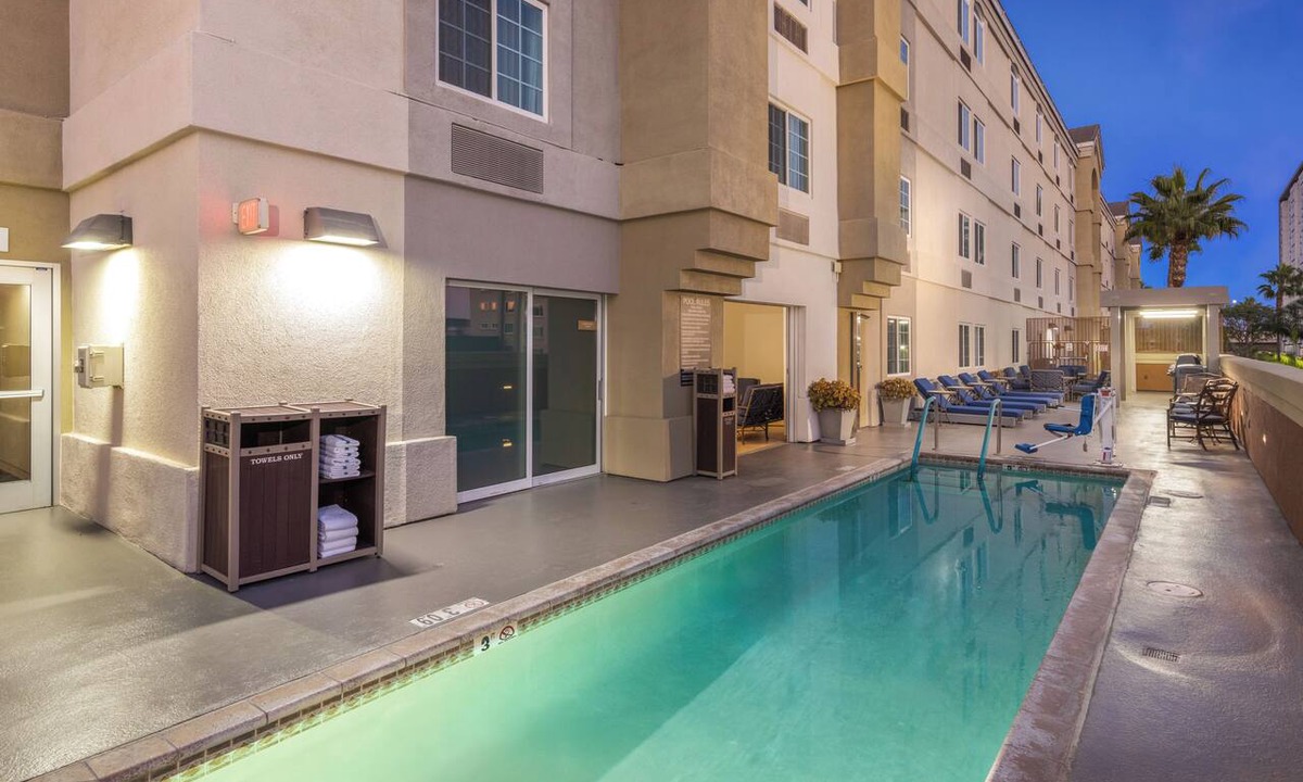Anaheim Resort Hotel | Say Hi to Mickey! Unit with Full Kitchen Close to Disneyland, Pool!