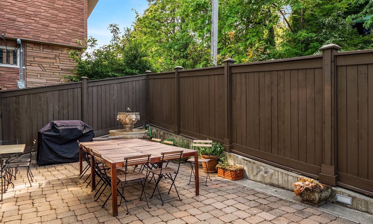 Stevens House | Seattle Vacation Home: American Wonders - 7 bedroom/4.5 bath, sleeps 25, views