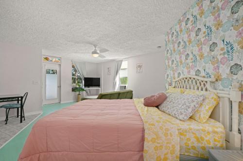 Sebring Apartment | Sebring Circle Studio Stay- Postcard Mural Views