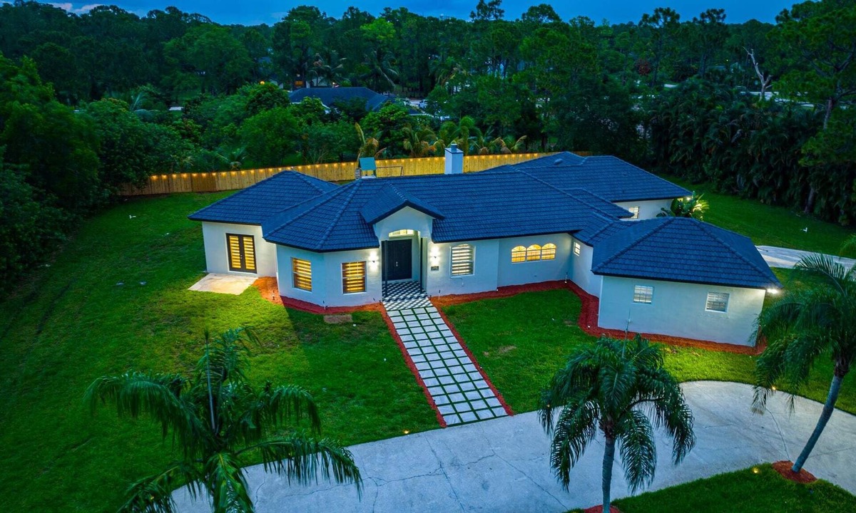 Hunt Club Villa | Secluded Modern Luxe Acre. Amazing Pool. Game Room
