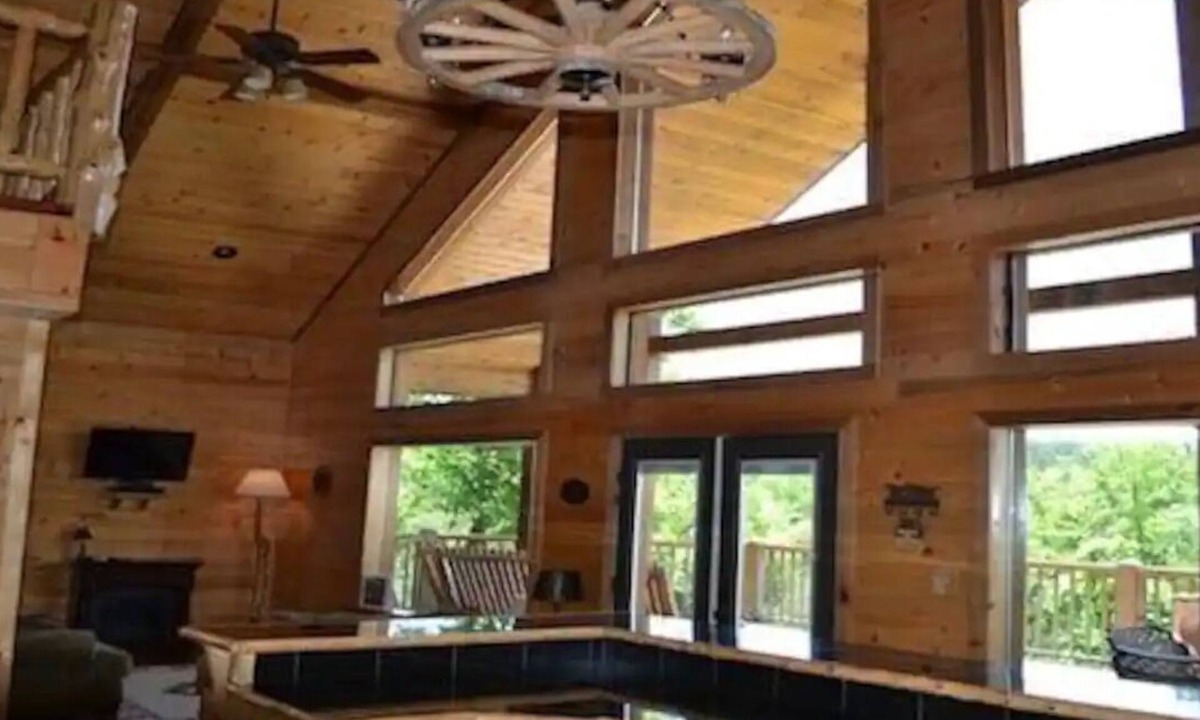 Smithville Cabin | Seclusion! Whispering River Cabin near Broken Bow