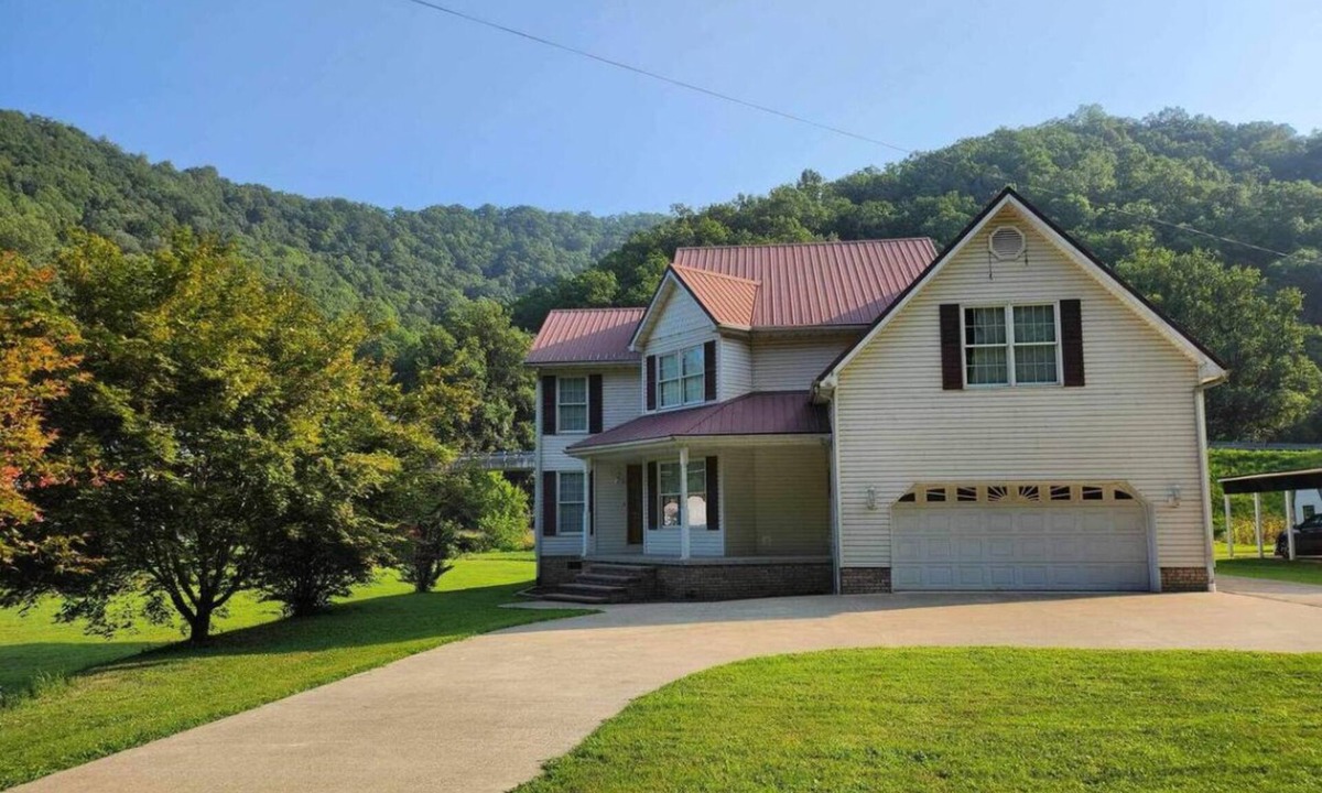 Delbarton House | Serene 5-bedroom house in Delbarton for large groups