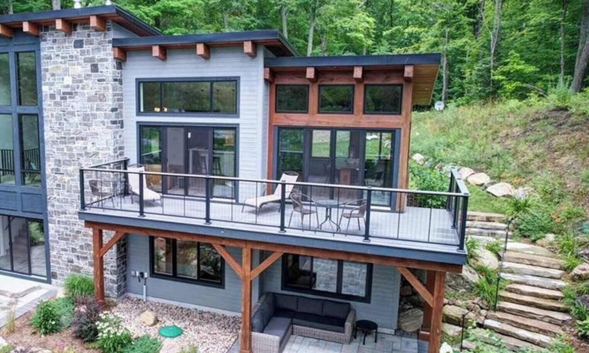 North Kawartha House | Serene 6-Bedroom Retreat in Tory Hill with Lake Views