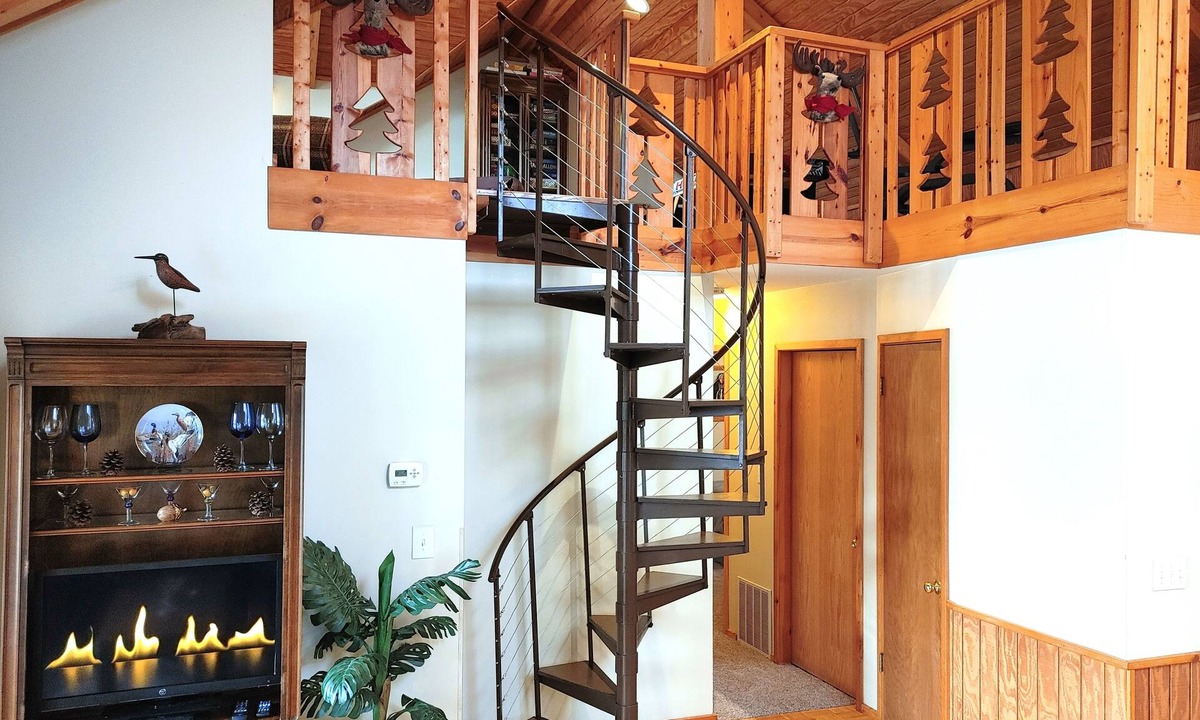 Montello House | Serene Sunset View Lakehouse Near Cascade Mountain