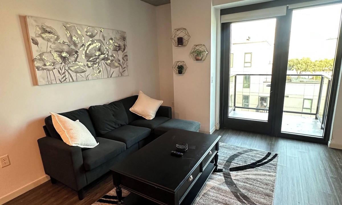 Tenderloin Apartment | SF Skyline retreat 2