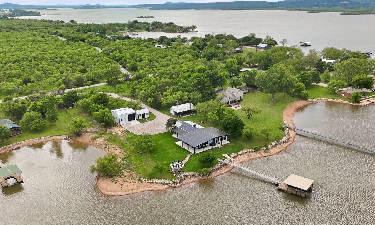 Graford House | Shady Cove- Waterfront, Private Dock, Hot tub- close to Rocker B!