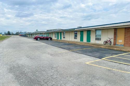 Marked Tree Hotel | Shamrock Kings Inn By OYO Marked Tree I-555