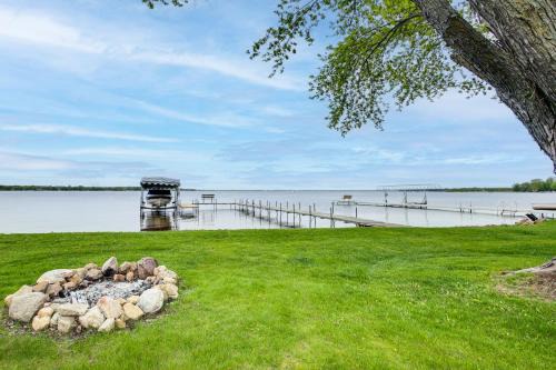 Cecil House | Shawano Lake House w/Boat Dock, Kayaks, & Grill!