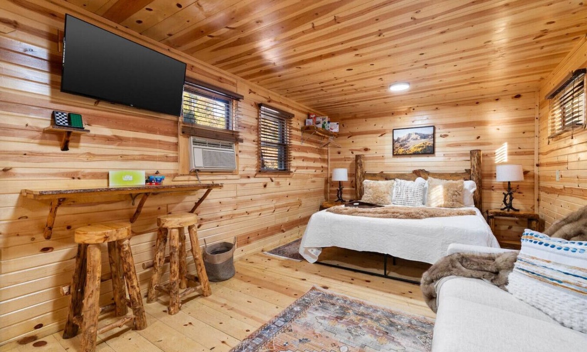 Rapid City Cabin | Silver Pine Haven: South Dakota Log House Stay