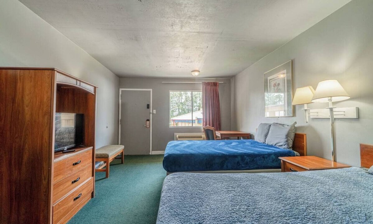 Livingston Hotel | Simple 2 Full Beds Near Scenic Outdoor Spots - 2 Rooms