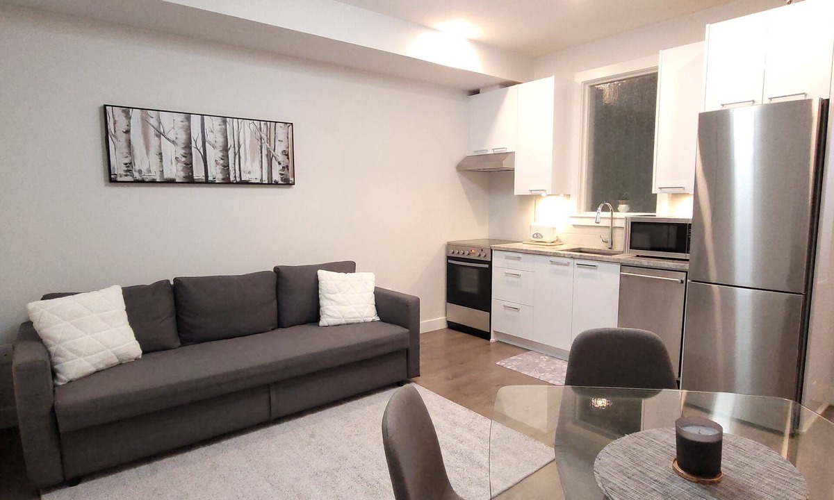 Langley Condo | Sleek Gem! Modern Comfort Condo Downtown Langley