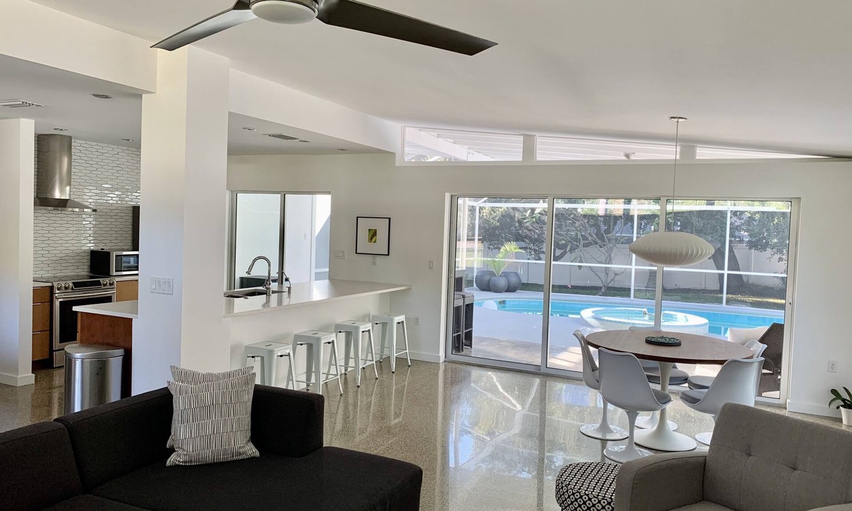 Bradenton House | Sleek Mid-Century Modern House Close To Beach