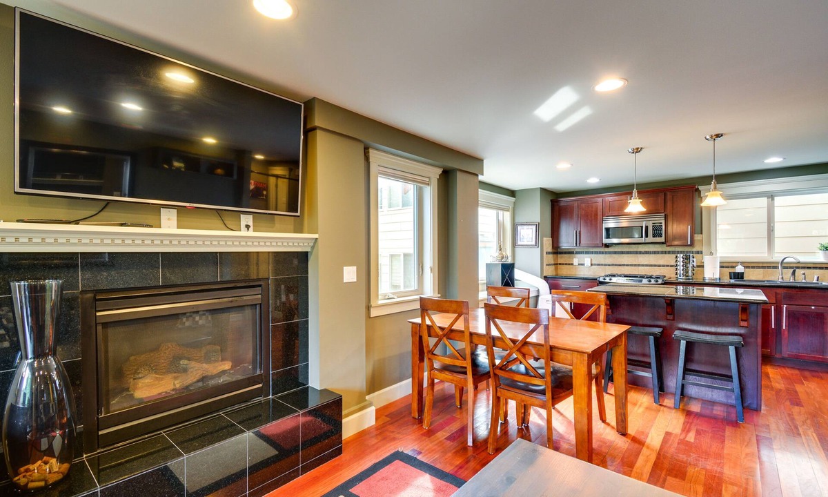 Genesee House | Sleek Seattle Getaway ~ 3 Mi to Alki Beach!