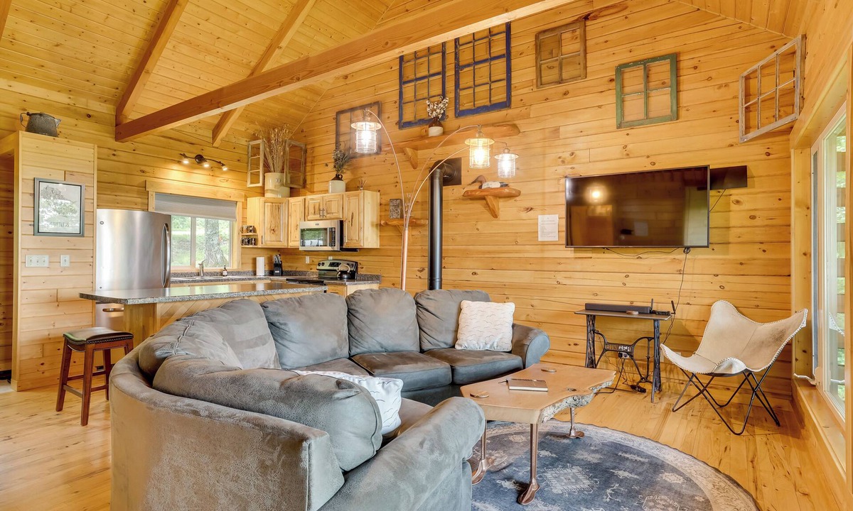 Mindoro Cabin | Snowmobile & Hike! Mindoro 'Pettinger' Getaway