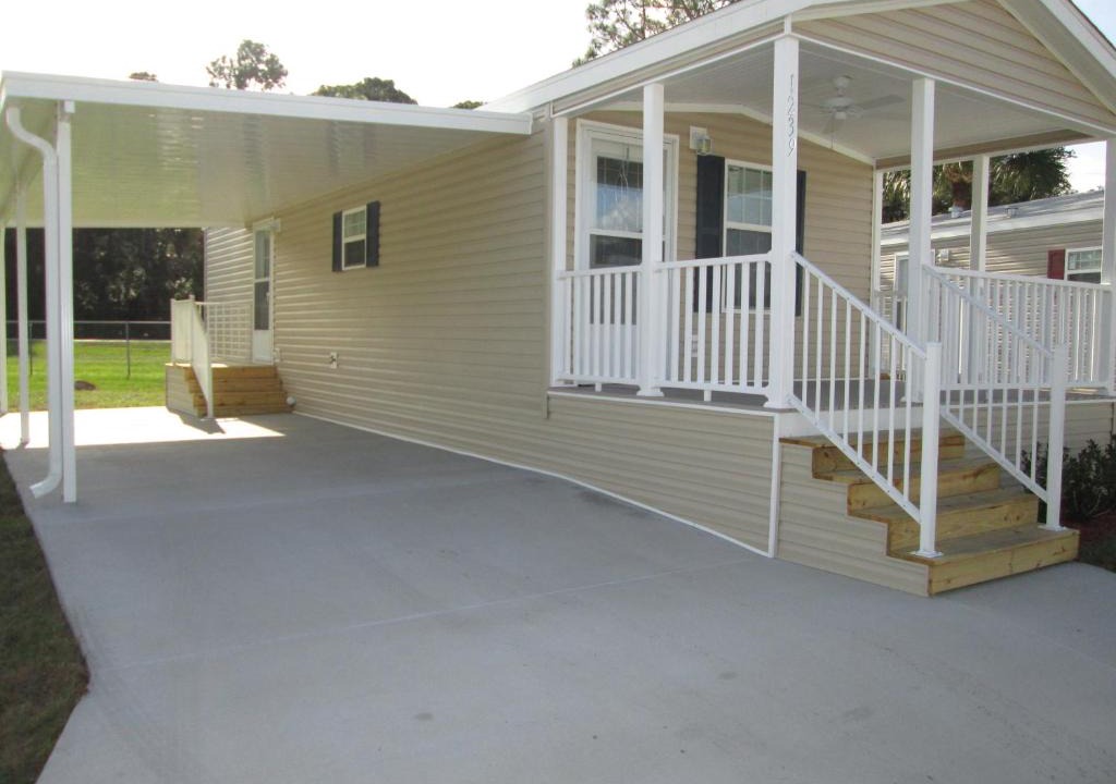 Eustis Resort | Southern Palms Park Model 12