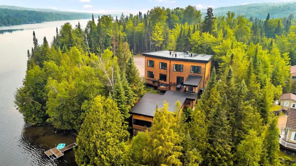 La Minerve Ski Chalet | Spa & Private Beach - The Lazy Bear Lake House