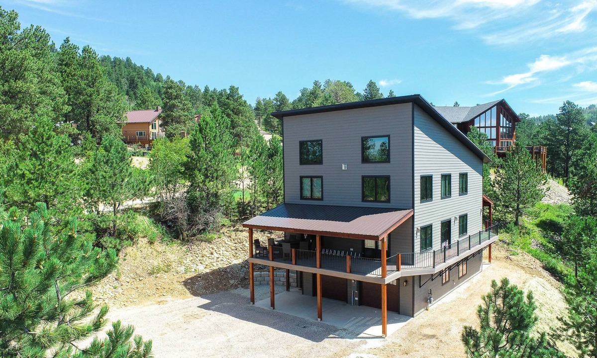 Lead Cabin | Spacious 3-Level Wrap Around Deck & Hot Tub. Great views & Large Driveway!