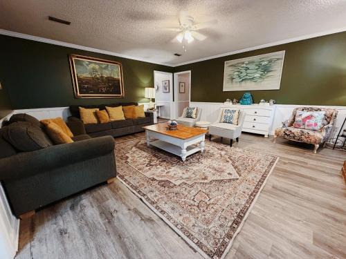 Valdosta House | Spacious 3BR Retreat Near VSU, SGMC & Moody