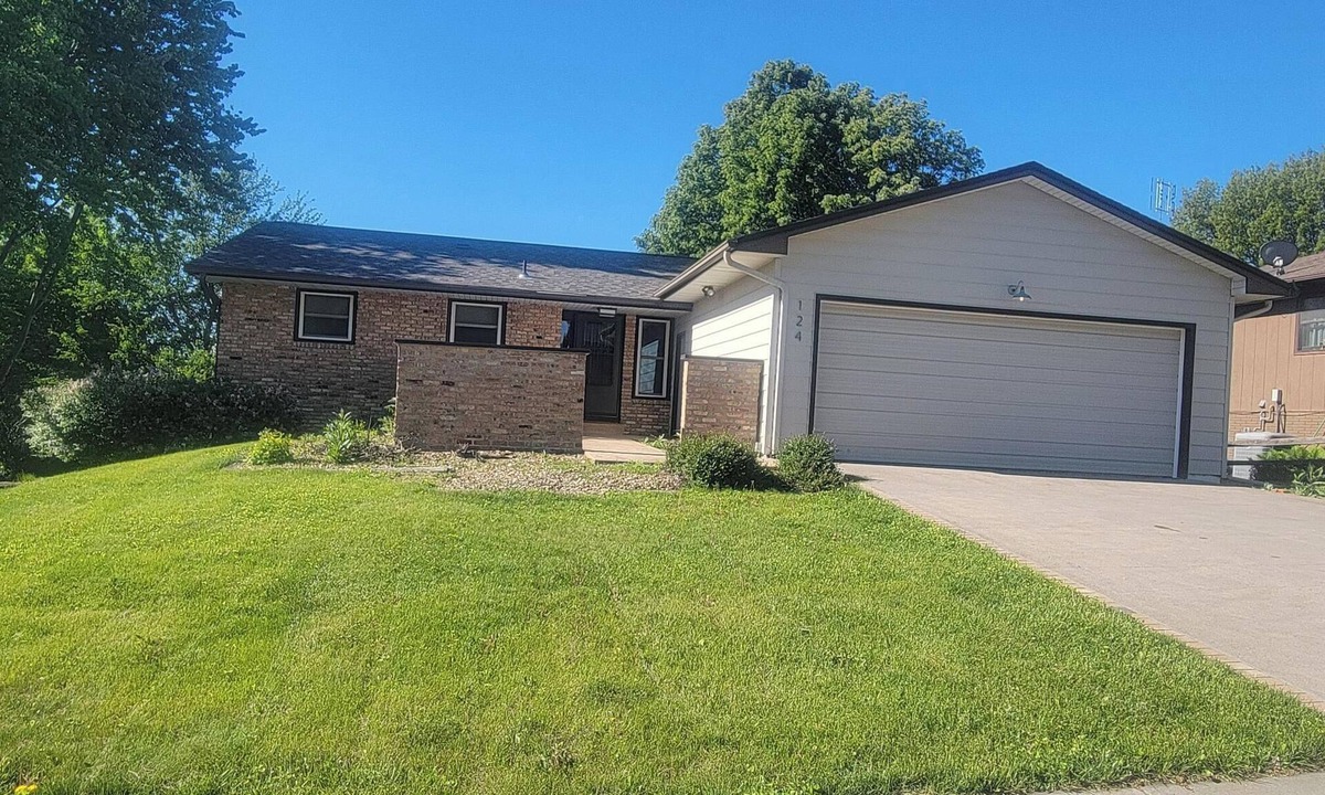 Iowa City House | Spacious 4-bed/3-bath house in Iowa City - 1.2 miles from Kinnick and UIHC