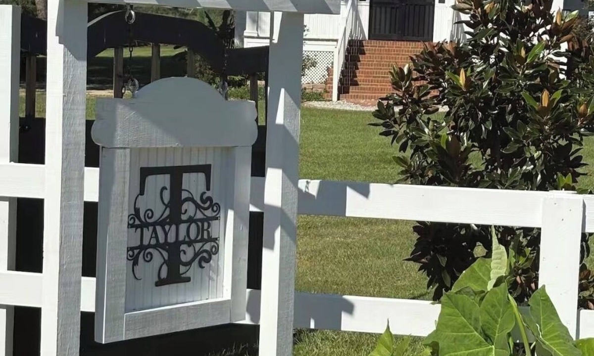 Hartsfield House | Spacious 4-bedroom house in the tranquil country