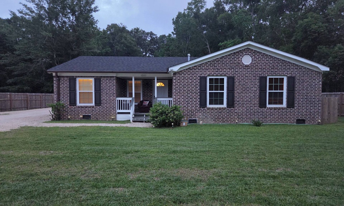 Mobile House | Spacious 4-bedroom house in welcoming Mobile with AC