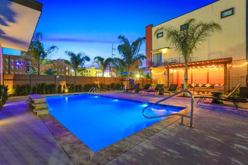 Mid-City House | Spacious 4BR Home w Pool & Parking !