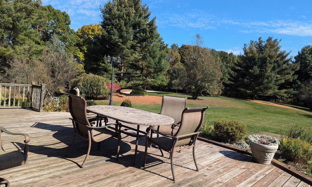 Howell House | Spacious 5-bedroom, 4 bath house on 10 acres in Charming Hartland