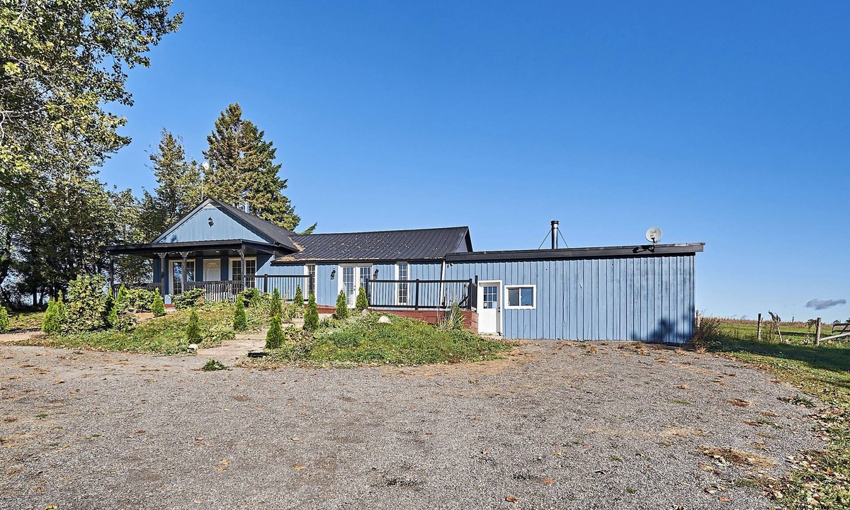 Clarington House | Spacious 5-bedroom farmhouse in charming Kendal, surrounded by farmlands.