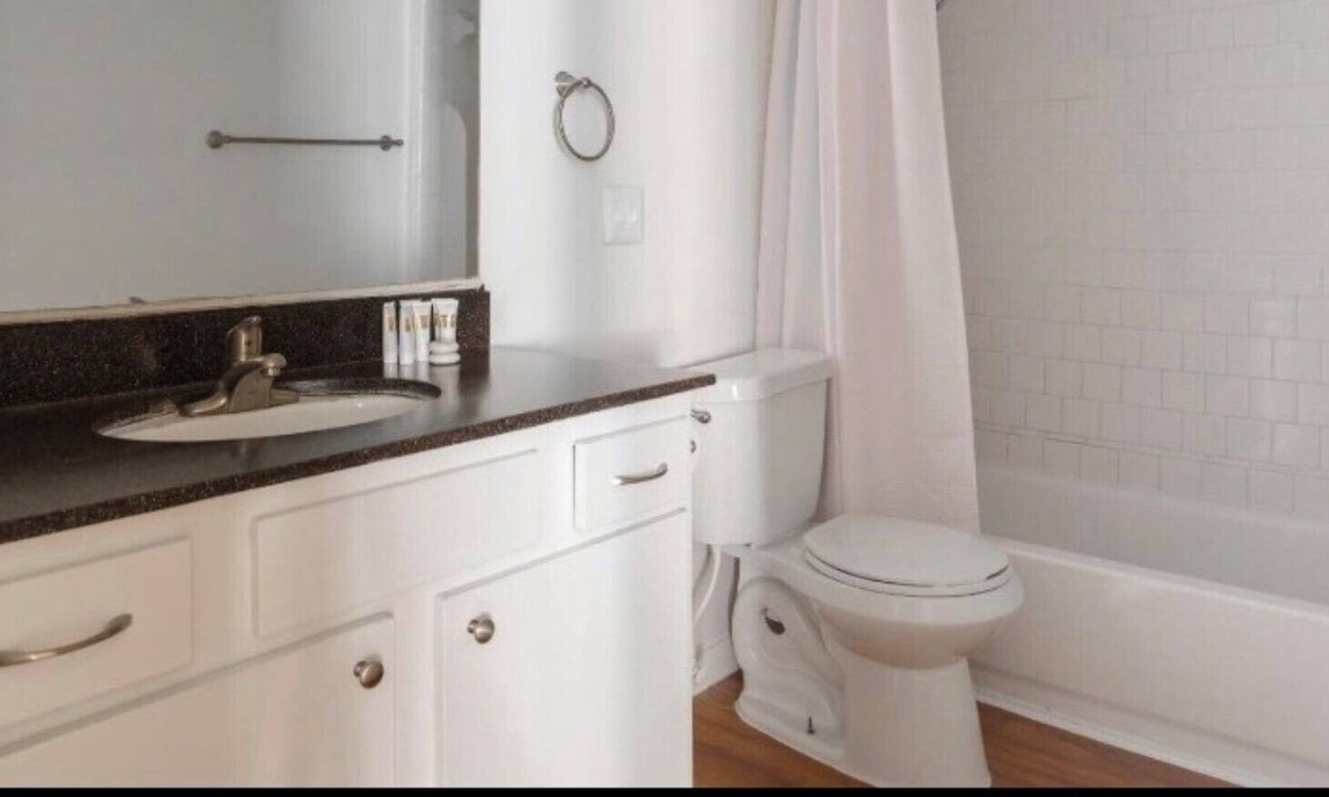 Houston Apartment | Spacious and Modern Hotel Suites with Heated Pool, Gym and Hot Tub!