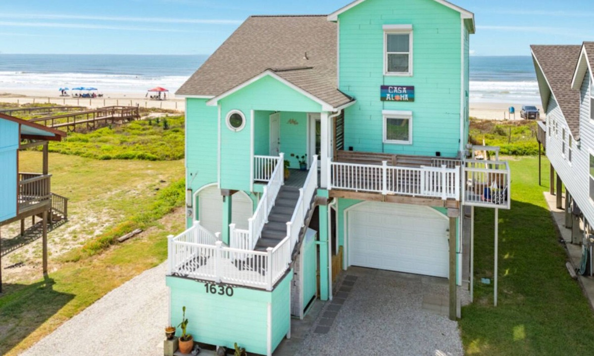 Surfside Beach House | Spacious Beachfront 4-bedroom house in fabulous Surfside Beach with tiki bar