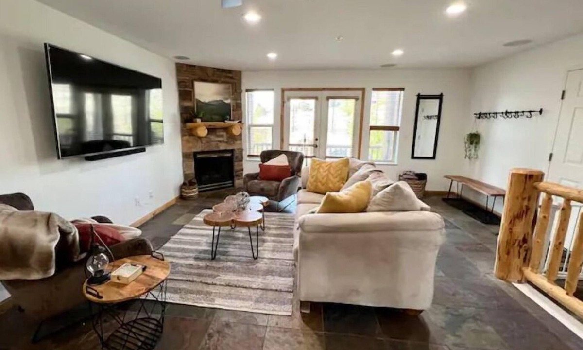 Eden Condo | Spacious Eden Retreat – Modern Comfort, Scenic Views & Room for 11