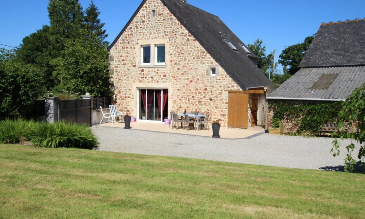 Biniville Cottage | Spacious farm house with enclosed garden, pets allowed