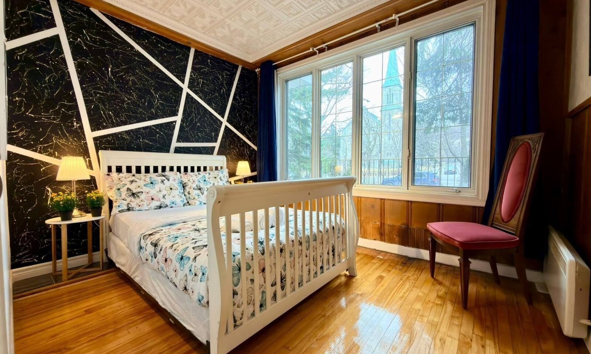 Montreal House | Spacious Group Home | Sleeps 20-Free Parking