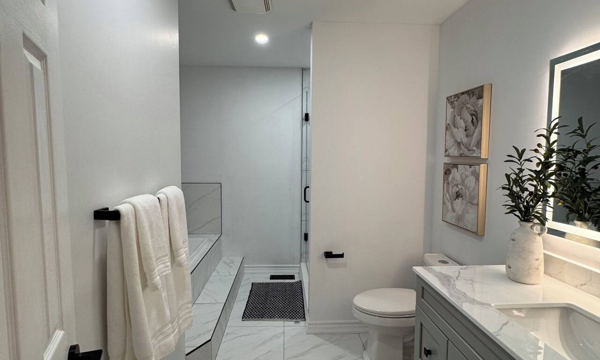 Ajax House | Spacious Group Stay in Ajax - 7 Queen Beds