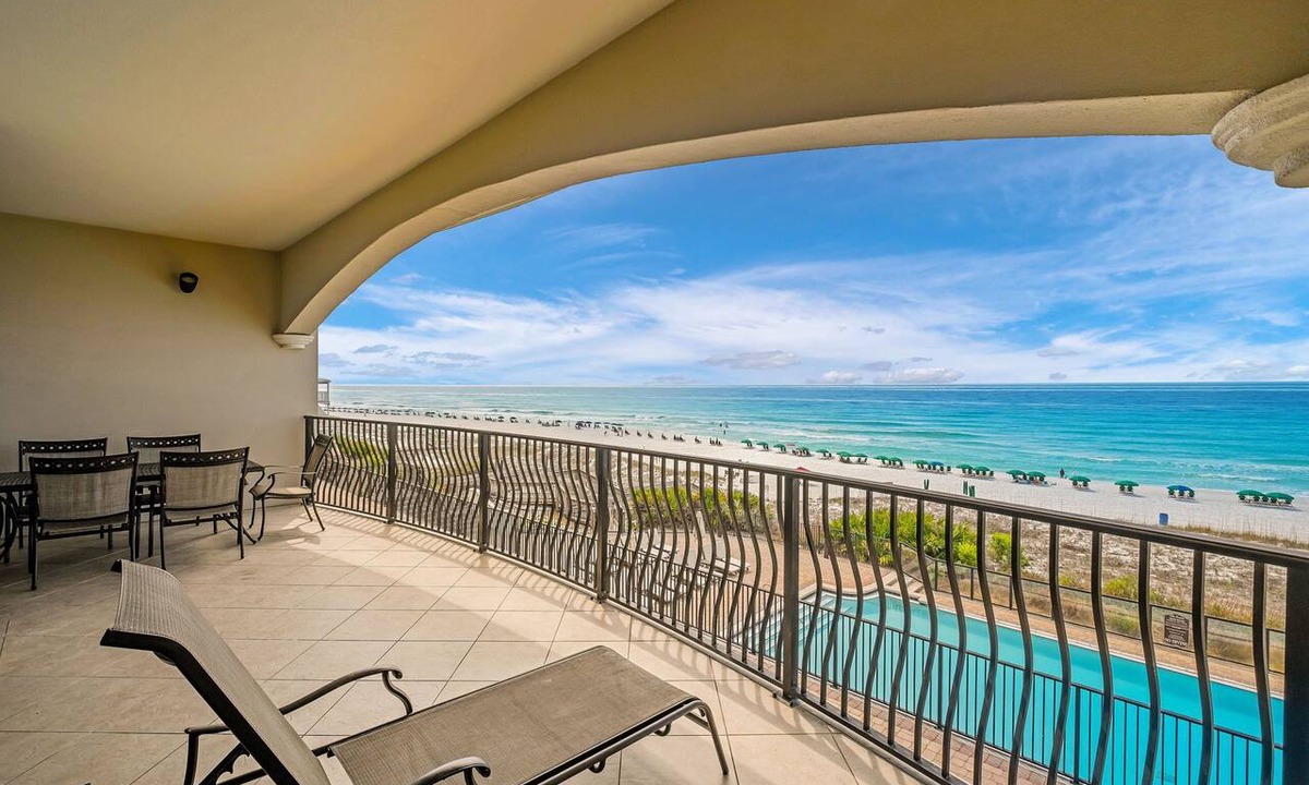Crystal Beach Condo | Spacious Gulf-Front Condo in Destin with Beach Service and Pool Access