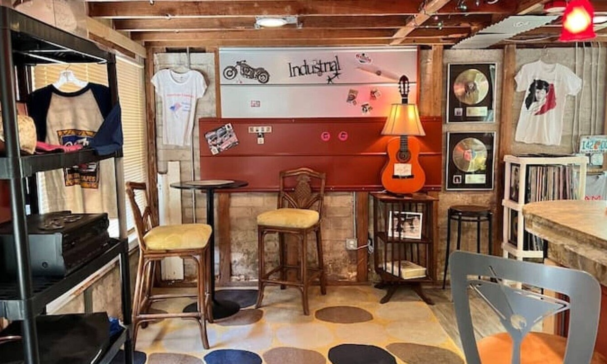 Rogers Seabreeze Cottage | Spacious Historic Home with sun room, eat-in kitchen, and music lounge sleeps<10