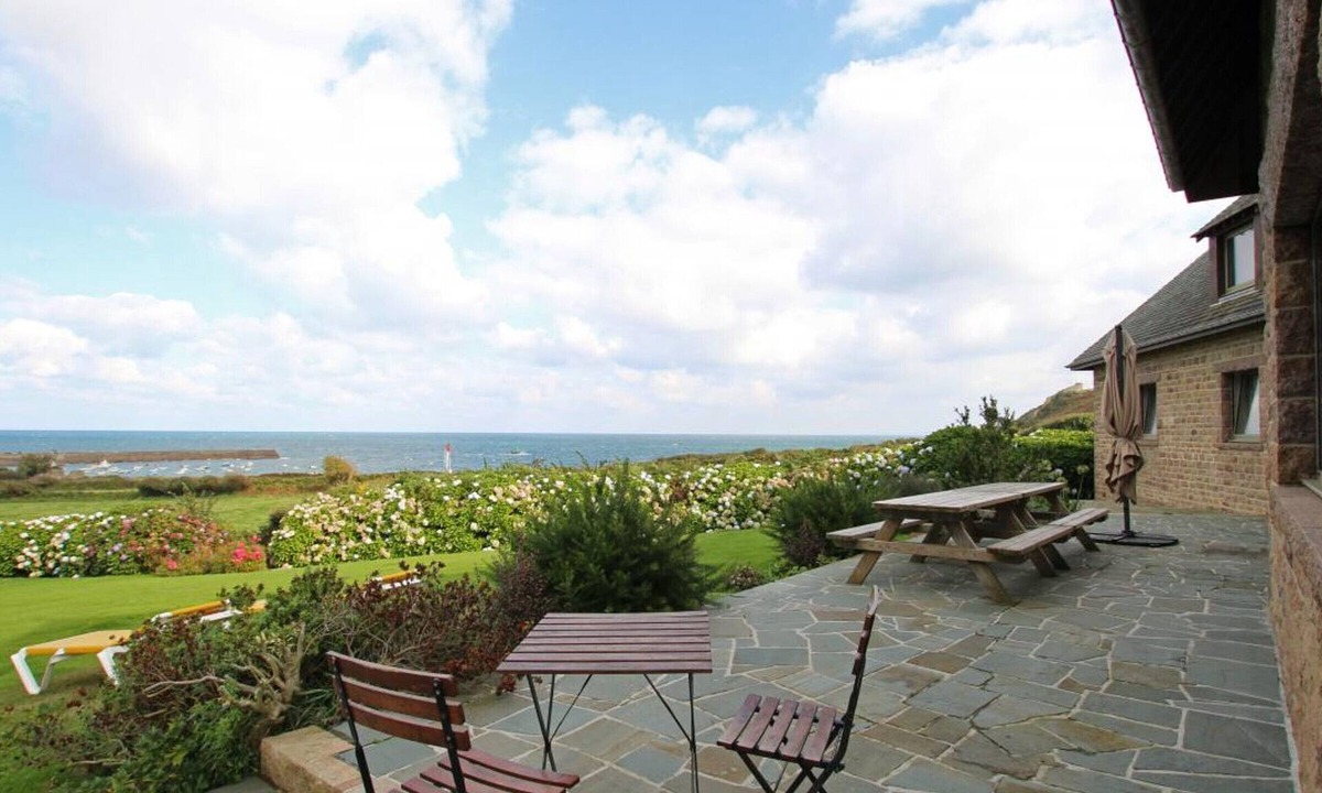 Omonville-la-Rogue Cottage | Spacious house with sea view, fireplace and garden
