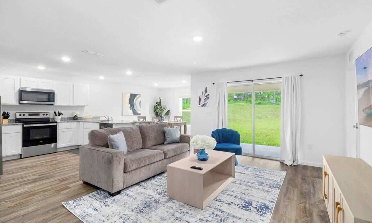 Spring Hill House | Spacious House with Garden | Ideal for Long Stays