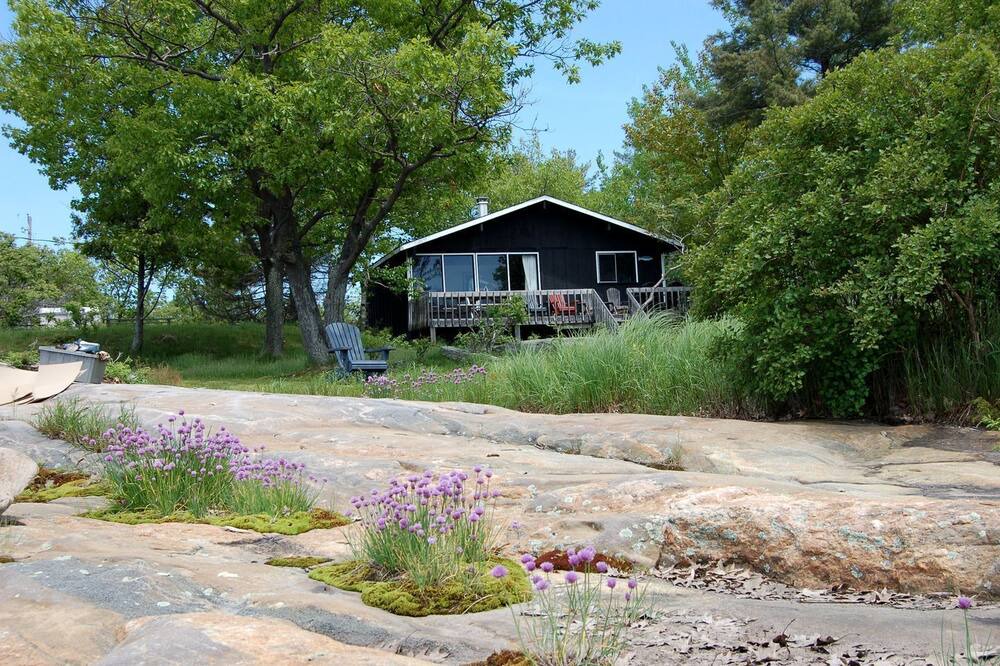 Carling House | Spacious Lakeside Cottage Overlooking Georgian Bay on Lake Huron, Ontario