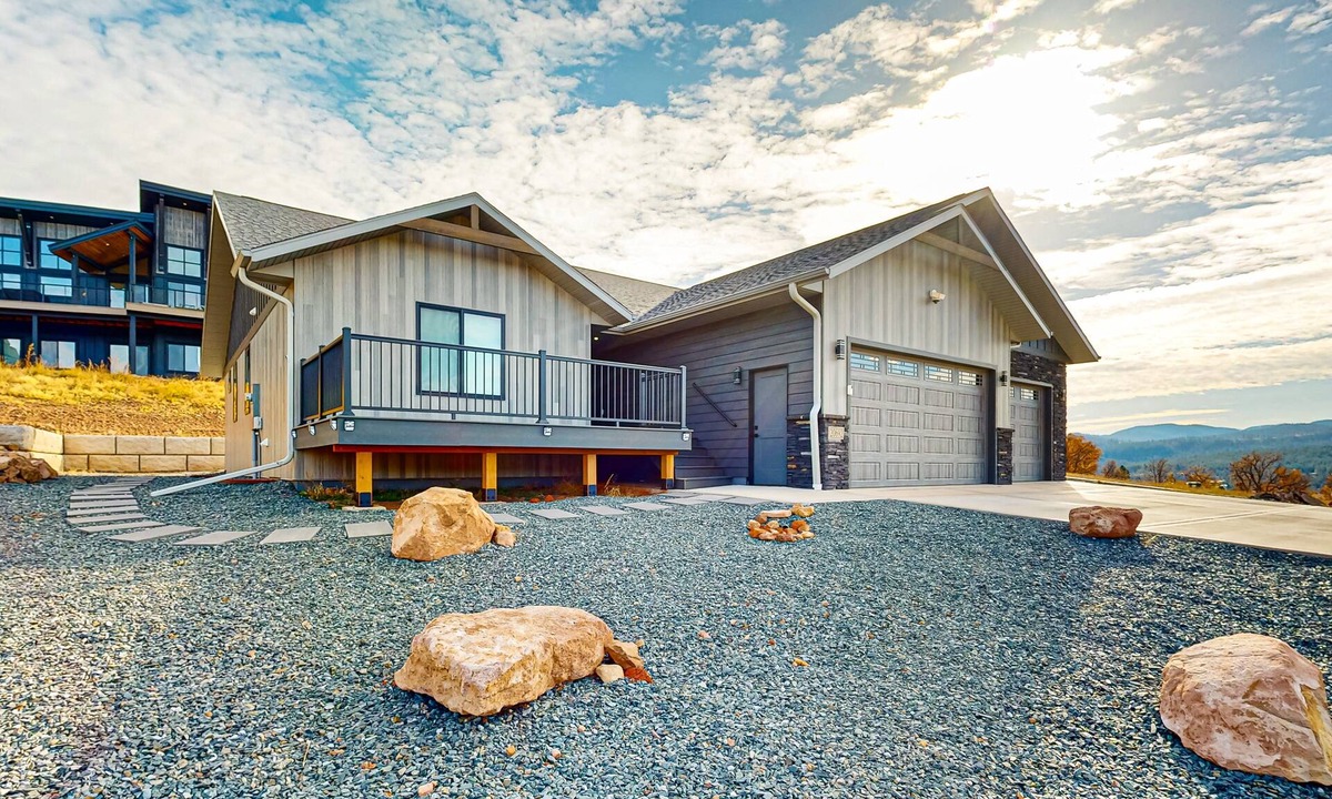Sturgis House | Spacious mountain view home with gas fireplace, game room & heated 4 car garage