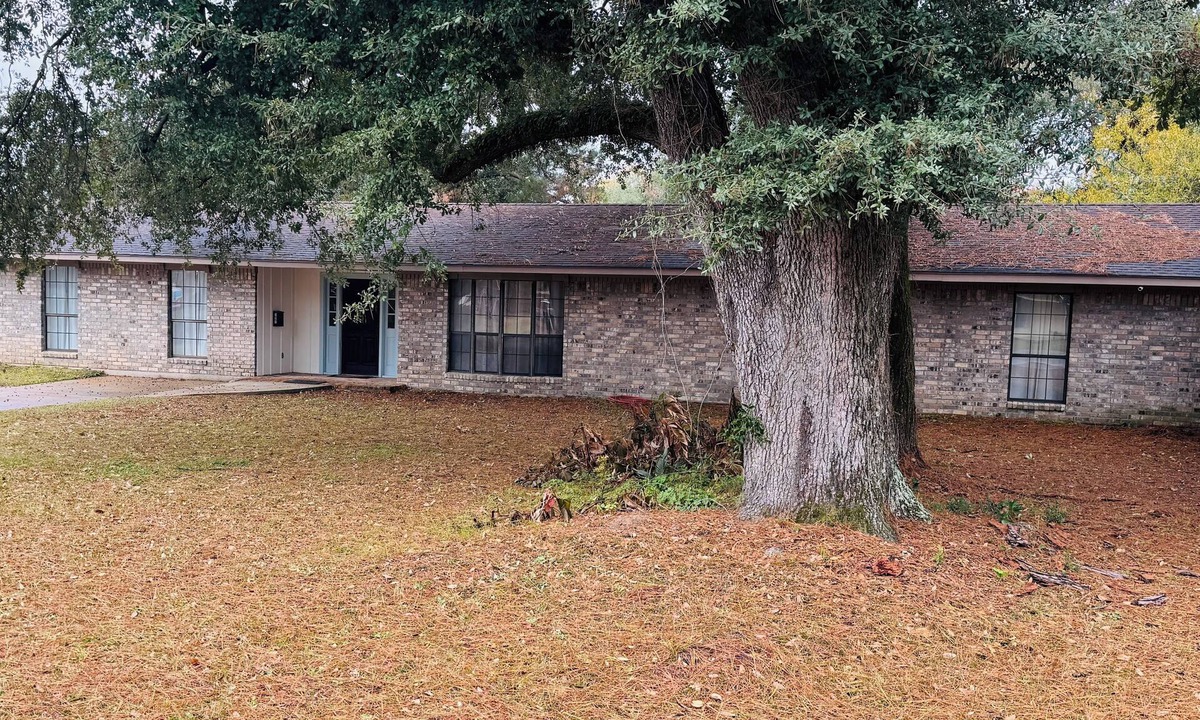 Fairbanks House | Spacious Oak Retreat - Sleeps 9 - Arcade Fun