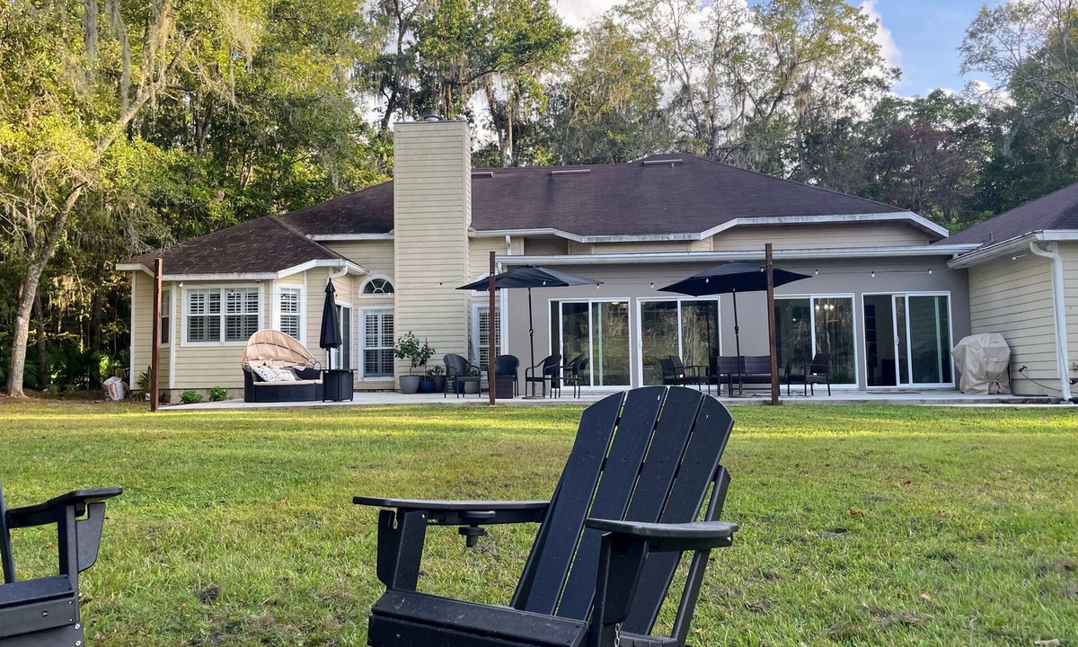 Gainesville House | Spacious oasis in the city. Gainesville. Great backyard. 4 Bedrooms 3 baths.