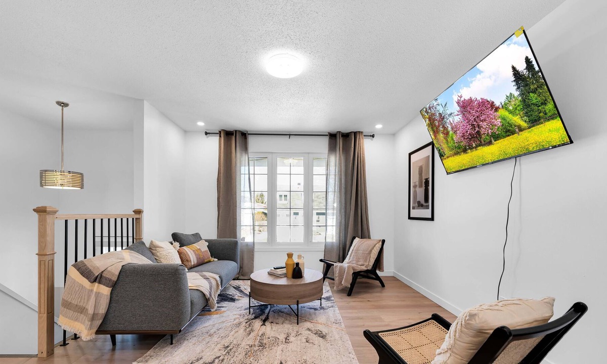Downtown Gatineau House | Spacious Private Room1 with Queen+Sofa Beds