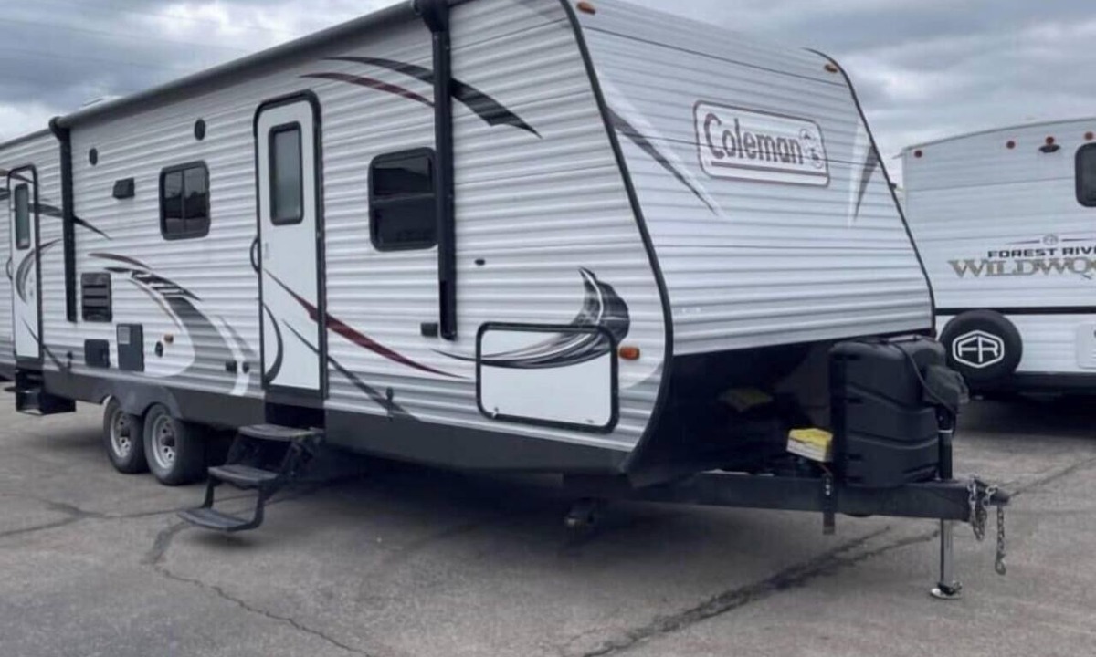 Cheyenne House | Spacious recreational vehicle in Cheyenne 2 bunks two sofa beds and one master
