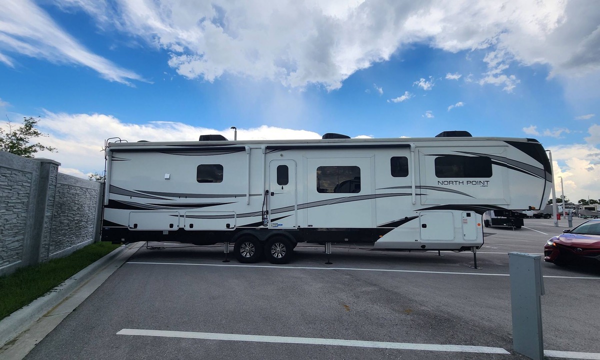 Okeechobee House | Spacious RV for Short/Long Term Rent