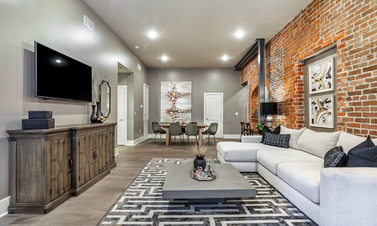 Arts/Warehouse District Apartment | 🥂Spacious Warehouse District Condo with Balcony 🥂 | The French 75
