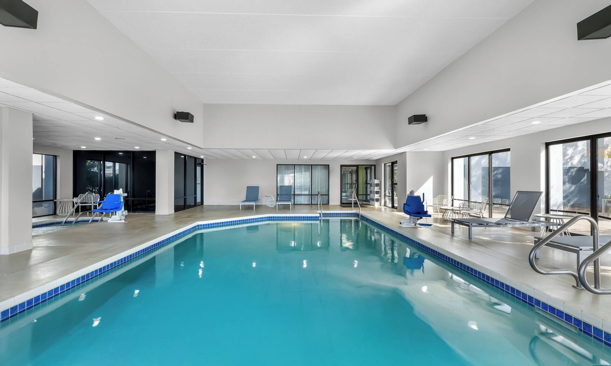 Ashwaubenon Hotel | Spark by Hilton Green Bay