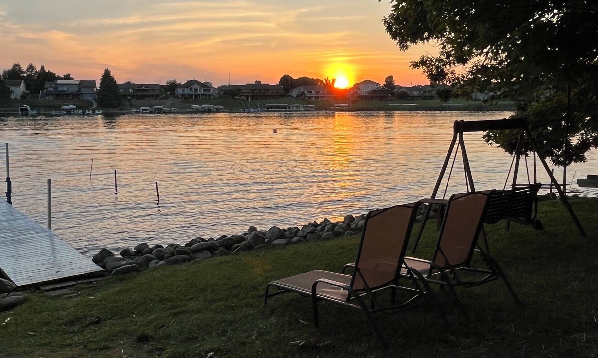 Fremont House | Start planning your fall get-away! Peaceful and relaxing at the lake!