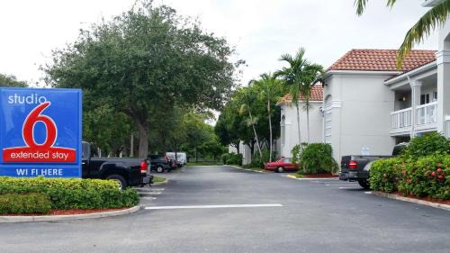 West Palm Beach Hotel | Studio 6 Extended Stay - West Palm Beach, FL