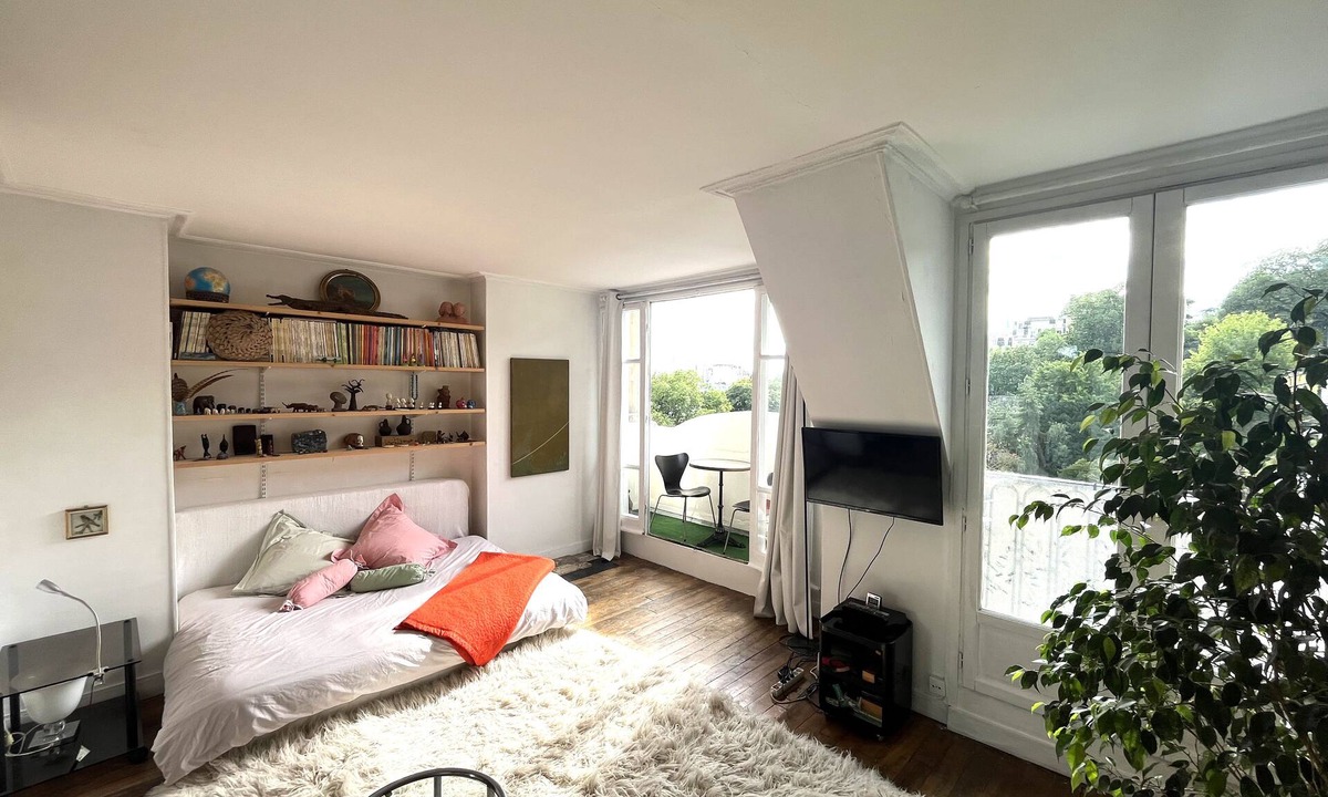 Montmartre Apartment | Studio Panoramic View on Montmartre & Paris. Safe building, top floor elevator.